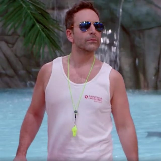 Éric Salvail visite le Bora Parc du Village Vacances Valcartier