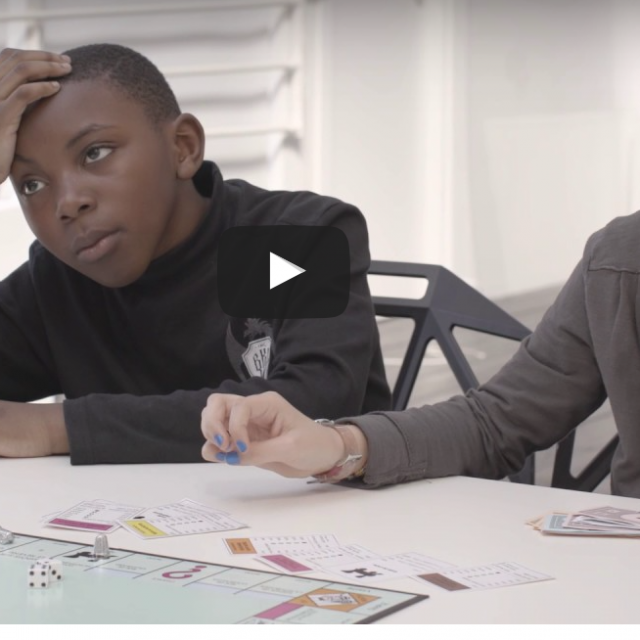 Changer les règles du jeu Monopoly pour illustrer notre société! 