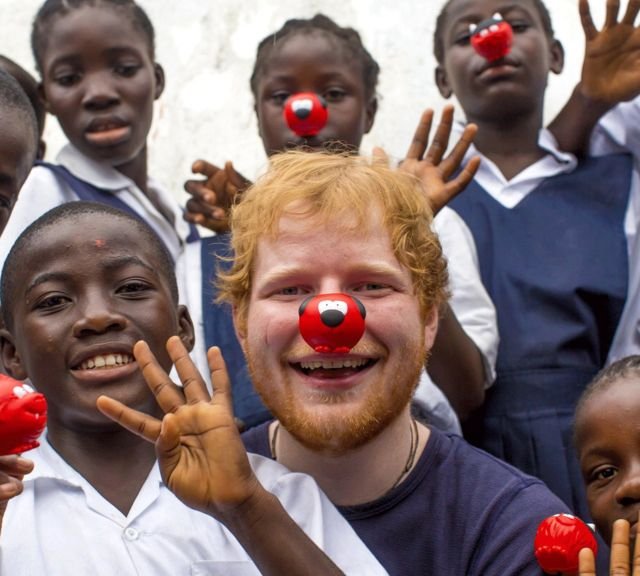 Ed Sheeran appuie le Red Nose Day avec une magnifique vidéo de son passage à Libéria!