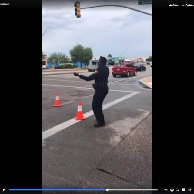 Un policier fait la circulation... autrement!