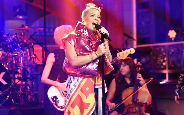 P!nk interprète ses nouvelles chansons sur le plateau de Saturday Night Live!