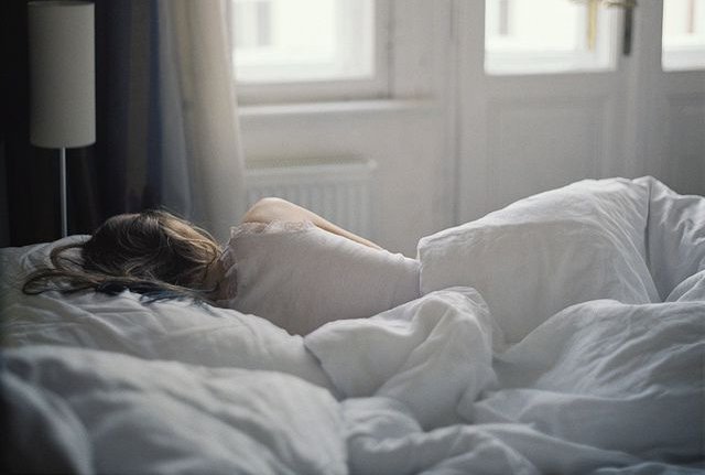 Dormir du côté gauche du lit rendrait plus heureux!