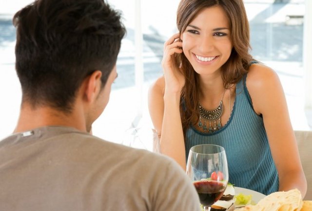 Premier rendez-vous: ce que les hommes observent vraiment chez une femme