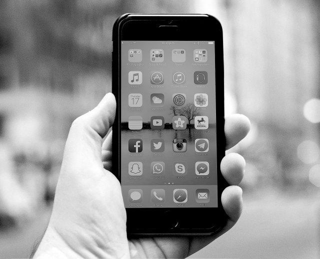 Pourquoi mettre votre cellulaire en noir et blanc peut vous aider