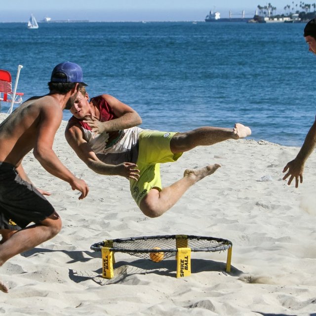 Le SpikeBall: le jeu pour être à la page à la plage!