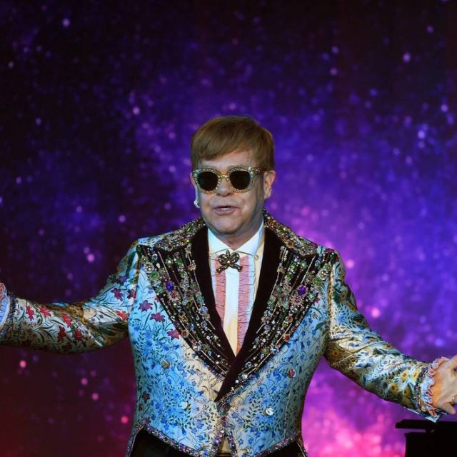 Elton John retombe en enfance pour une publicité de Noël