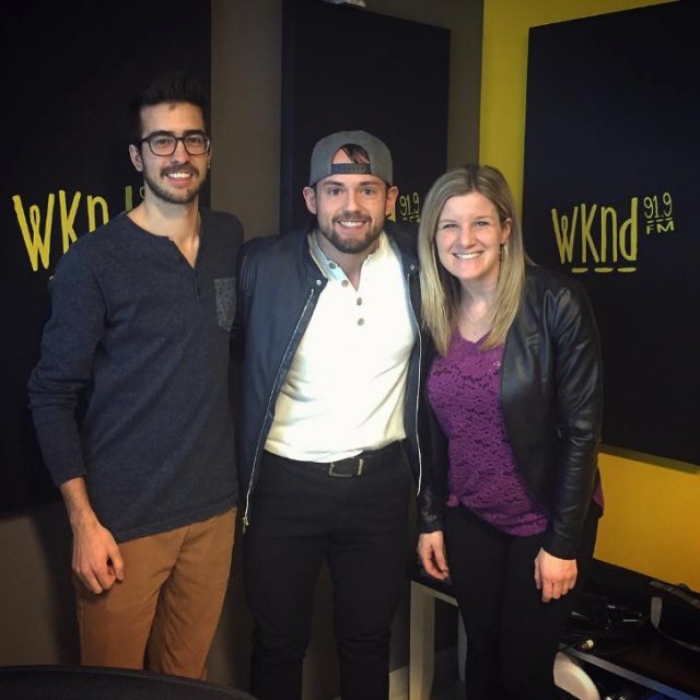 Le guitariste d'un artiste New Country est québécois
