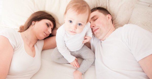 Être parent, ça coupe les heures de sommeil, même 6 ans après la naissance