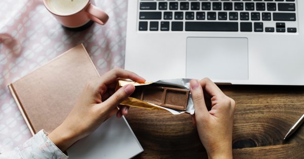 Laquelle de ces palettes de chocolat contient le plus de sucre ?