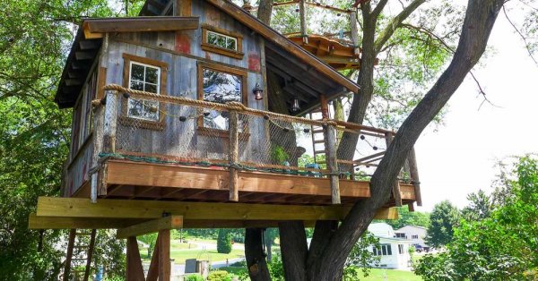 Une cabane dans l'arbre, quel beau projet pour l'été!