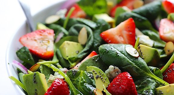 Les Recettes vedettes : Salade d'épinards, fraises et avocats que pourrait entre autre aimer John Pedulla