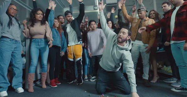 Eminem dévoile le vidéoclip de Godzilla!