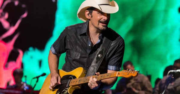 « Il n’y a pas de JE dans BIÈRE » - Brad Paisley, qui nous présente une nouvelle chanson festive sur le confinement