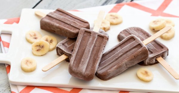 Testé et approuvé par Val: Des popsicles qui goûtent la barre de chocolat Snickers!