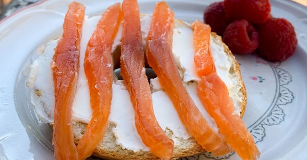 Gravlax de saumon sur bagels maison et crème glacée artisanale, signés Bob Le Chef!