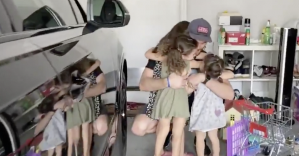 Vidéo: Moment touchant entre Jon Merrill et ses filles lors de son retour à la maison