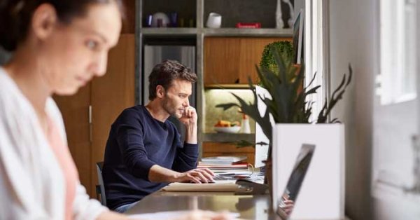 Télétravail avec chéri(e): voici les bons trucs pour garder une belle harmonie!