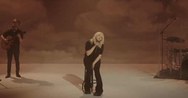 Billie Eilish offre une prestation grandiose au Tonight Show