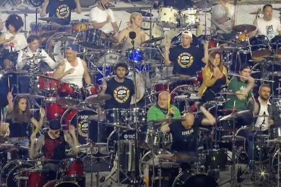 Plus de 1000 musiciens rendent hommage à Taylor Hawkins