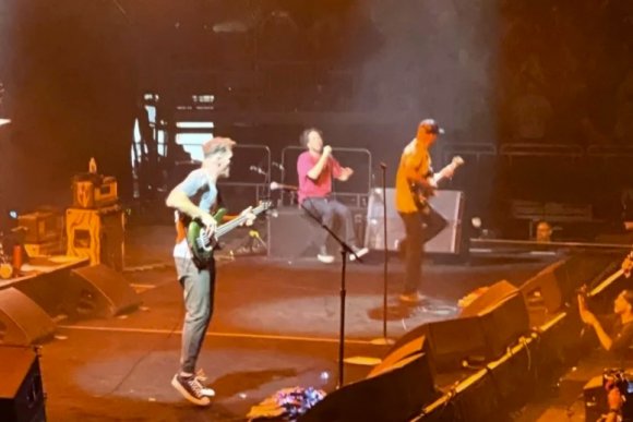 Blessé à la jambe, le chanteur de Rage Against the Machine finit quand même son spectacle