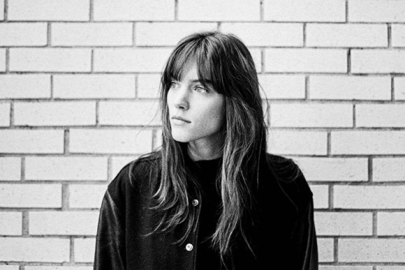 Charlotte Cardin propose une nouvelle chanson: Confetti