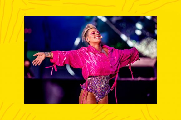 Pink reçoit un sac de cendre de la part d’un fan sur scène
