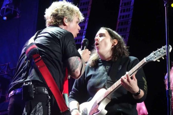 Elle monte sur scène avec Green Day au FEQ et joue devant 100 000 personnes!