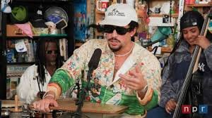 Bad Bunny en concert sur le plateau du Tiny Desk