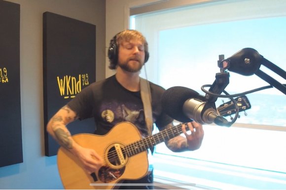 Dominic Pelletier chante MIKE CHEZ RONA live dans le Pas Pire Show