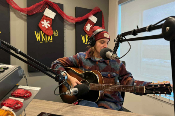 Sara Dufour animera le temps des Fêtes sur WKND 91,9 !